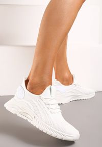 Renee - Białe Buty Sportowe na Platformie ze Sznurowaniem Adelmarie. Okazja: na co dzień. Kolor: biały. Materiał: jeans, dresówka. Obcas: na platformie #2