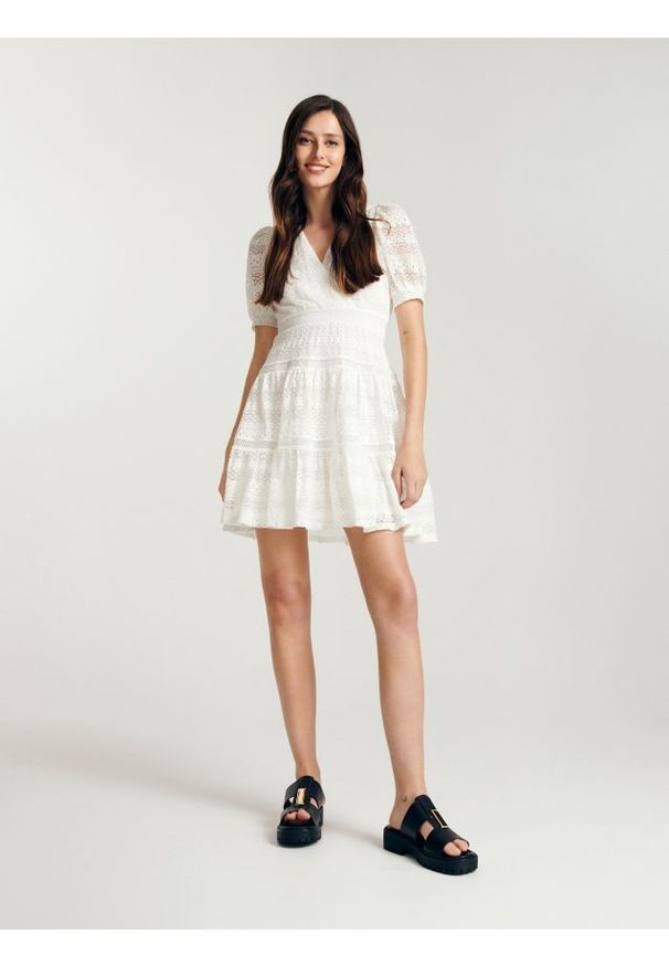 Reserved - Koronkowa sukienka mini - biały. Kolor: biały. Materiał: koronka. Długość: mini