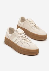 Renee - Jasnobeżowe Sneakersy Zamszowe na Platformie ze Skórzaną Wkładką Ozdobione Paskiem Adivrie. Okazja: na co dzień. Zapięcie: pasek. Kolor: beżowy. Materiał: zamsz, skóra. Wzór: aplikacja. Obcas: na platformie #5
