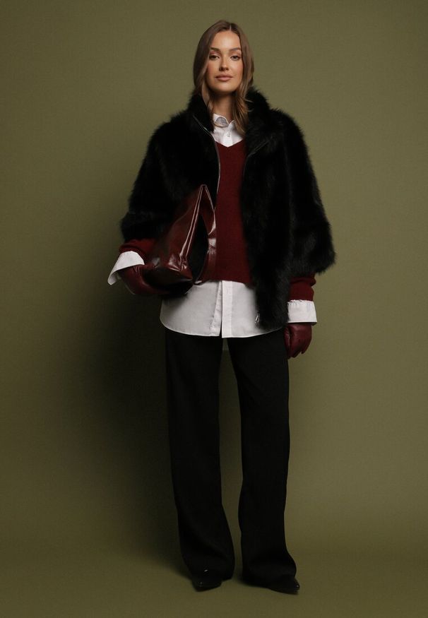 Born2be - Czarna Kurtka Futerko na Suwak z Wysokim Kołnierzem i Rękawami 3/4 Lelvila. Okazja: na co dzień. Typ kołnierza: golf. Kolor: czarny. Materiał: futro. Styl: casual, elegancki