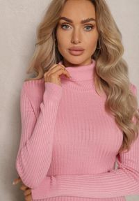 Renee - Ciemnoróżowy Klasyczny Golf Prążkowany Solrelia. Okazja: do pracy, na co dzień. Typ kołnierza: golf. Kolor: różowy. Materiał: prążkowany. Długość rękawa: długi rękaw. Długość: długie. Sezon: jesień, zima. Styl: klasyczny