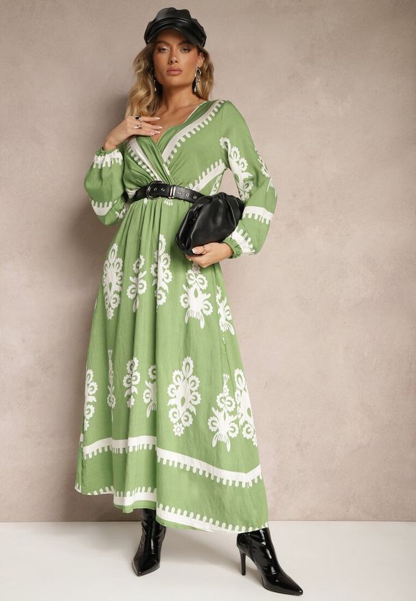 Renee - Zielona Kopertowa Sukienka z Wiskozą w Etniczny Wzór z Gumką i Paskiem w Talii Tifissa. Okazja: na imprezę. Typ kołnierza: dekolt w kształcie V. Kolor: zielony. Materiał: wiskoza. Wzór: aplikacja. Typ sukienki: kopertowe. Styl: glamour
