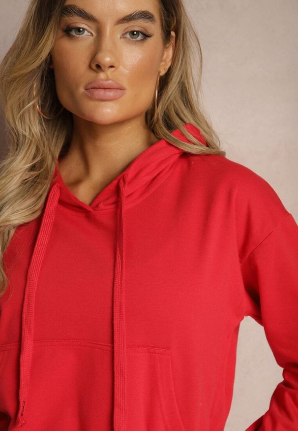 Renee - Czerwona Bluza z Kapturem i Bawełną Ozdobiona Ściągaczami Evianae. Okazja: na co dzień, na spacer. Typ kołnierza: kaptur. Kolor: czerwony. Materiał: bawełna. Długość rękawa: długi rękaw. Długość: długie. Wzór: aplikacja. Styl: casual