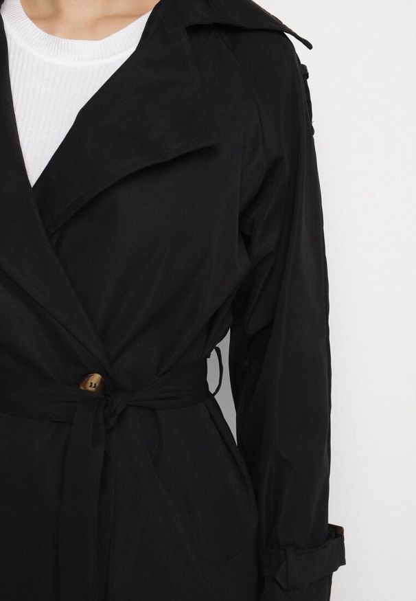 Born2be - Czarny Długi Płaszcz Trencz Dwurzędowy z Paskiem w Talii Cadenite. Typ kołnierza: kolnierz wykładany. Kolor: czarny. Długość: długie