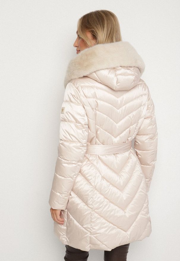 Born2be - Beżowa Pikowana Kurtka z Wiązanym Paskiem i Kapturem z Futerkiem Fenama. Okazja: na spacer, na co dzień. Kolor: beżowy. Materiał: futro. Styl: casual, elegancki
