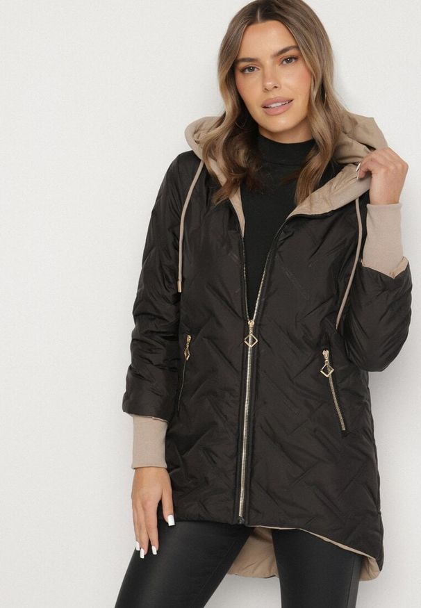 Born2be - Czarna Pikowana Kurtka z Przedłużonym Tyłem i Kapturem Melune. Okazja: na co dzień. Kolor: czarny. Materiał: jeans. Wzór: aplikacja. Styl: casual, klasyczny