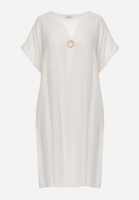 Born2be - Biała Pudełkowa Sukienka z Lnem i Wiskozą Zdobiona Metalicznym Guzikiem Phisoth. Okazja: na co dzień, do pracy, na spotkanie biznesowe. Kolekcja: plus size. Kolor: biały. Materiał: wiskoza, len. Wzór: aplikacja. Sezon: lato. Typ sukienki: dla puszystych, proste. Styl: casual, biznesowy, elegancki #3