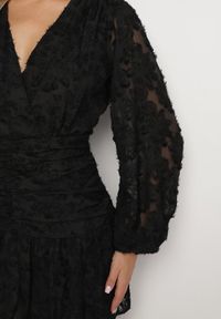 Born2be - Czarna Koronkowa Sukienka z Kopertowym Dekoltem i Marszczeniami Labisse. Okazja: na co dzień. Typ kołnierza: dekolt kopertowy. Kolor: czarny. Materiał: koronka. Typ sukienki: kopertowe. Styl: casual, klasyczny #5