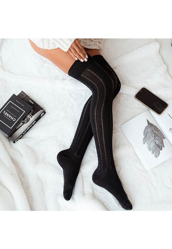 Milena - Czarne ażurowe zakolanówki z warkoczem 223. Kolor: czarny. Materiał: tkanina, elastan, bawełna, materiał, poliamid. Wzór: ażurowy