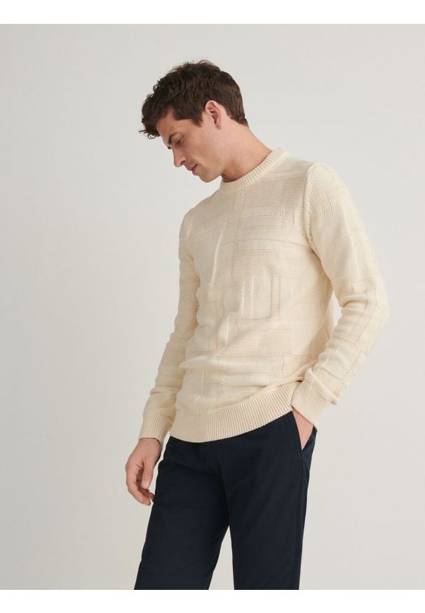 Reserved - Sweter ze strukturalnej dzianiny - beżowy. Kolor: beżowy. Materiał: dzianina