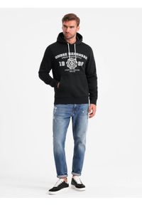 Ombre Clothing - Bluza męska kangurka z kapturem i nadrukiem w stylu college – czarna V3 - Rozmiar: L. Okazja: na co dzień. Typ kołnierza: kaptur. Kolor: czarny. Materiał: dzianina, poliester, materiał, dresówka, bawełna. Wzór: nadruk. Styl: klasyczny, casual, elegancki