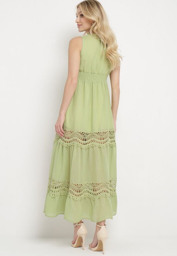 Born2be - Zielona Rozkloszowana Sukienka z Ażurowymi Zdobieniami Maxi Savanlia. Kolor: zielony. Wzór: ażurowy, aplikacja. Sezon: lato. Długość: maxi