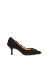 Kazar - Zamszowe czółenka na niskim obcasie. Kolor: czarny. Materiał: zamsz. Wzór: aplikacja. Obcas: na obcasie. Styl: elegancki. Wysokość obcasa: niski #1