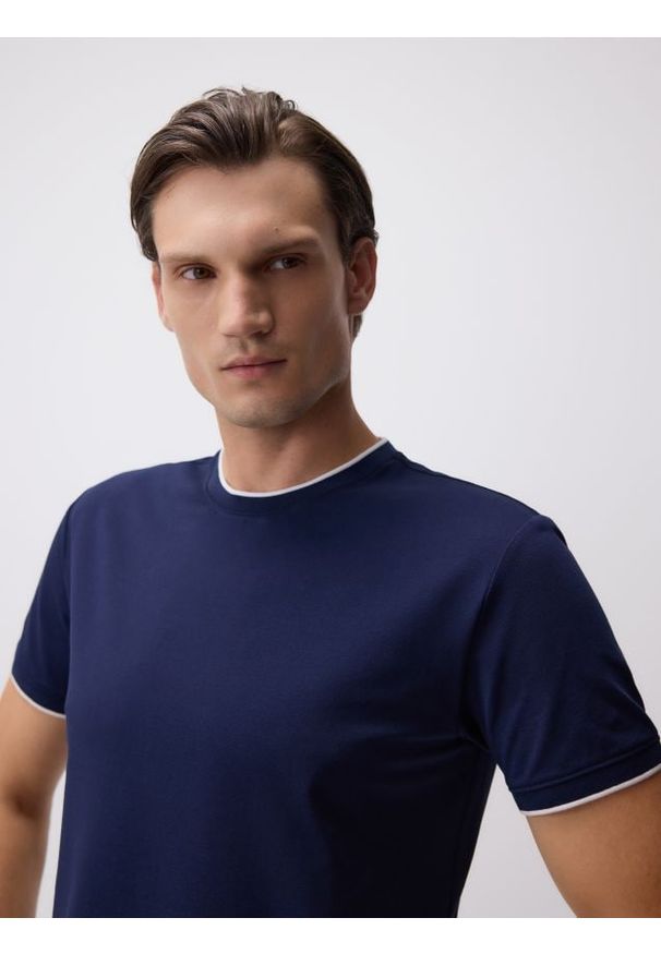 Reserved - T-shirt regular z merceryzowaną bawełną - granatowy. Kolor: niebieski. Materiał: bawełna