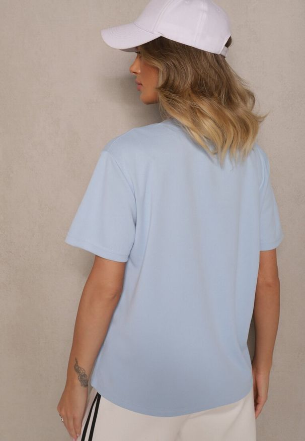 Renee - Jasnoniebieski T-shirt Zdobiony Napisem z Brokatem Tezilea. Okazja: na spacer. Kolor: niebieski. Materiał: jeans. Wzór: aplikacja, napisy