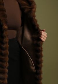 Born2be - Brązowy Futrzany Płaszcz w Pikowany Wzór z Kapturem Esarra. Okazja: na spotkanie biznesowe, na co dzień, do pracy, na spacer. Typ kołnierza: kaptur. Kolor: brązowy. Materiał: futro. Długość: długie. Styl: biznesowy, casual, elegancki #7