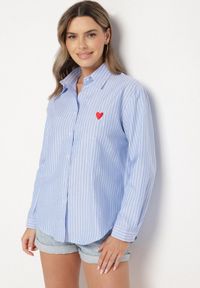 Born2be - Jasnoniebieska Koszula o Kroju Oversize z Delikatne Paski z Haftem w Kształcie Serca Talaviela. Okazja: na co dzień. Typ kołnierza: kołnierzyk klasyczny. Kolor: niebieski. Materiał: jeans. Długość rękawa: długi rękaw. Długość: długie. Wzór: haft, paski. Styl: klasyczny, casual, elegancki #4