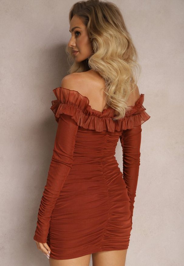 Renee - Brązowa Dopasowana Sukienka Hiszpanka z Siateczki i Falbaną Sprlia. Typ kołnierza: dekolt hiszpanka. Kolor: brązowy