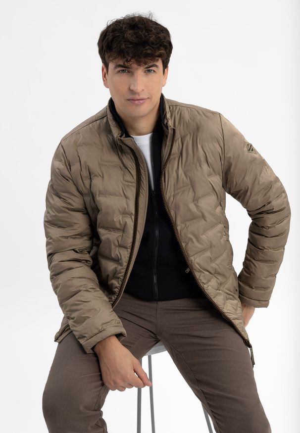 Volcano - Pikowana kurtka J-LUSIO. Okazja: na co dzień. Typ kołnierza: kołnierzyk stójkowy. Materiał: poliester, włókno, materiał. Wzór: napisy. Styl: casual