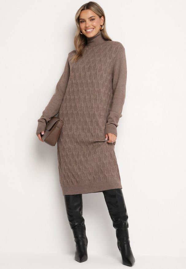 Born2be - Brązowa Sweterkowa Sukienka z Wełną Bawełną i Golfem o Pudełkowym Kroju Akenavia. Okazja: na co dzień. Typ kołnierza: golf. Kolor: brązowy. Materiał: wełna, bawełna. Styl: casual, elegancki