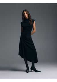 Reserved - Asymetryczna sukienka midi - czarny. Kolor: czarny. Materiał: dzianina. Typ sukienki: asymetryczne. Długość: midi #1