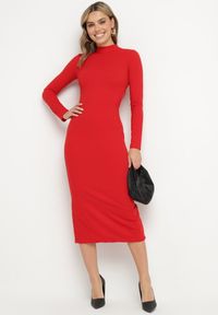 Born2be - Czerwona Dopasowana Sukienka Ozdobiona Wycięciem Dralfedi. Kolor: czerwony. Materiał: jeans. Wzór: aplikacja. Typ sukienki: sportowe. Styl: elegancki, sportowy #4