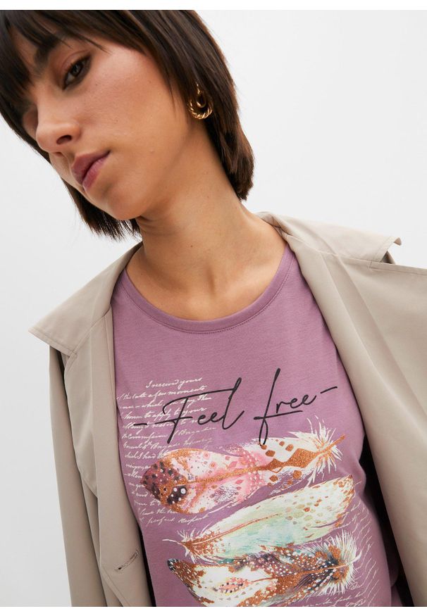 bonprix - T-shirt z nadrukiem w pióra. Kolor: fioletowy. Wzór: nadruk