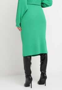 Born2be - Zielona Dzianinowa Spódnica Midi Tauki. Kolor: zielony. Materiał: dzianina #5