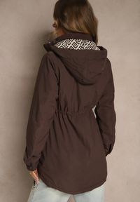 Renee - Brązowa Kurtka Parka z Kapturem w Oryginalny Wzór Wewnątrz Tiosara. Okazja: na spacer, na co dzień. Typ kołnierza: kaptur. Kolor: brązowy. Materiał: jeans. Wzór: aplikacja. Styl: casual #5