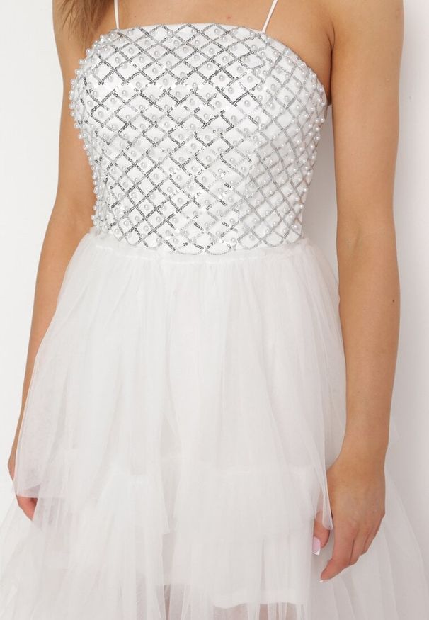 Born2be - Biała Sukienka Maxi z Tiulowymi Falbanami i Ozdobnymi Cekinami Joliette. Kolor: biały. Materiał: tiul. Długość rękawa: na ramiączkach. Wzór: aplikacja. Długość: maxi
