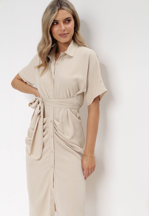 Born2be - Beżowa Koszulowa Sukienka Midi z Ozdobnym Wiązaniem i Marszczeniem Eudolia. Okazja: na co dzień. Typ kołnierza: dekolt w serek. Kolor: beżowy. Długość rękawa: krótki rękaw. Sezon: wiosna, lato. Typ sukienki: koszulowe. Styl: casual, klasyczny. Długość: midi