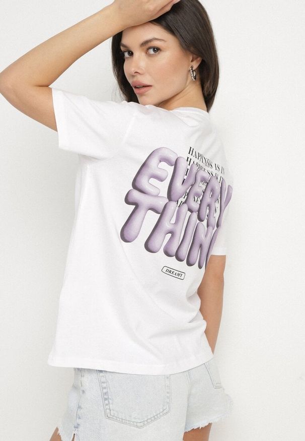 Born2be - Biało-Fioletowy Bawełniany T-shirt z Napisami Hallena. Okazja: na co dzień, na spotkanie biznesowe. Kolor: biały. Materiał: bawełna. Wzór: napisy. Styl: biznesowy, klasyczny, elegancki, casual