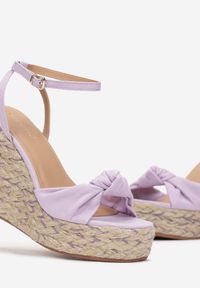 Renee - Fioletowe Sandały z Ozdobnym Węzełkiem Na Wysokim Koturnie z Jutą i Kontrastową Nitką Liahona. Kolor: fioletowy. Wzór: kolorowy. Obcas: na koturnie #2