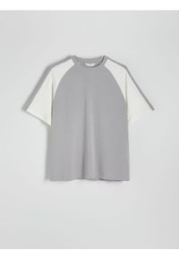 Reserved - T-shirt oversize z raglanowym rękawem - jasnoszary. Kolor: szary. Materiał: bawełna, dzianina. Długość rękawa: raglanowy rękaw #1