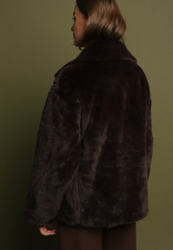 Born2be - Brązowa Kurtka Futerko o Dwurzędowym Kroju Oversize Nalizana. Okazja: na co dzień. Kolor: brązowy. Materiał: futro. Długość rękawa: długi rękaw. Długość: długie. Styl: casual, elegancki