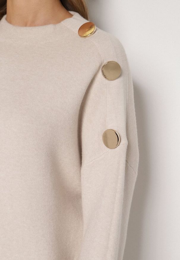 Born2be - Beżowa Sweterkowa Sukienka Pudełkowa Ozdobiona z Boku Guzikami Tustina. Okazja: na co dzień. Kolor: beżowy. Materiał: jeans. Wzór: aplikacja. Typ sukienki: proste. Styl: casual, elegancki