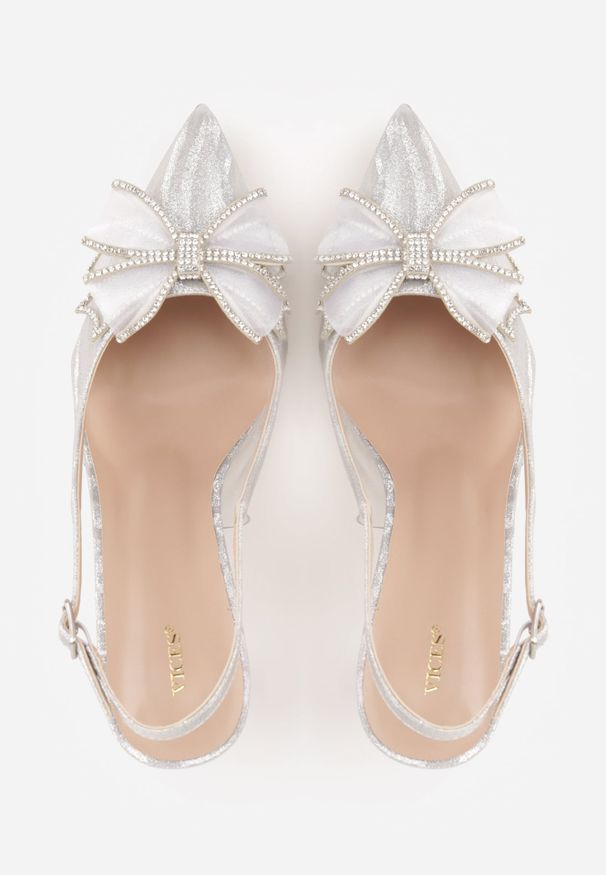 Renee - Białe Szpilki VICES Slingback z Kokardą Cyrkoniami i Transparetną Wstawką Kalilise. Zapięcie: sprzączka. Kolor: biały. Materiał: satyna. Wzór: aplikacja. Obcas: na szpilce. Styl: elegancki