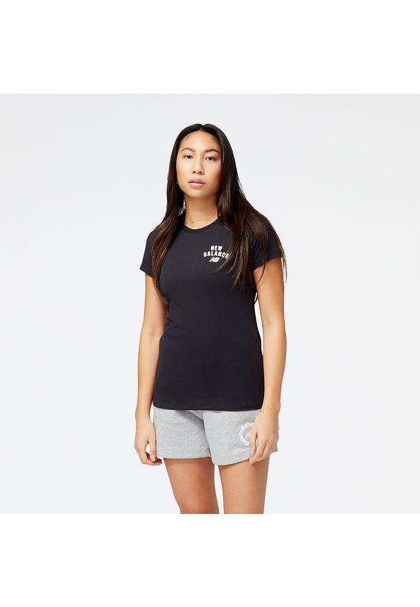 Koszulka damska New Balance WT31804BK – czarna. Kolor: czarny. Materiał: materiał, bawełna, poliester. Długość rękawa: krótki rękaw. Długość: krótkie. Wzór: napisy