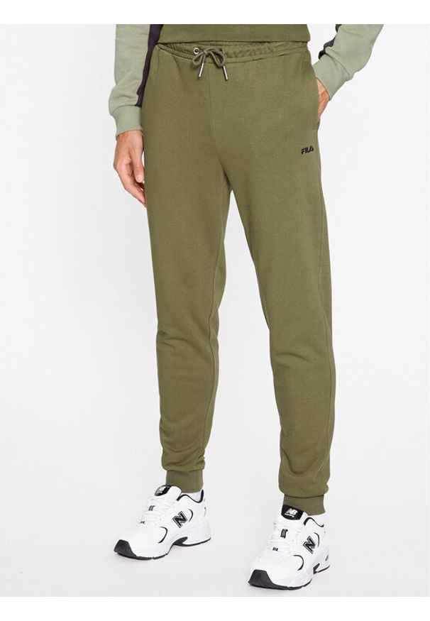 Fila Spodnie dresowe FAM0500 Zielony Regular Fit. Kolor: zielony. Materiał: bawełna