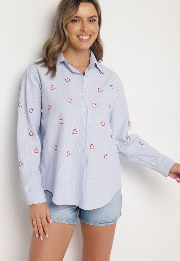 Born2be - Niebiesko-Czerwona Koszula o Kroju Oversize w Paski Zdobiona Haftem w Serca Nitariena. Okazja: na co dzień, na spotkanie biznesowe, do pracy. Typ kołnierza: kołnierzyk klasyczny. Kolor: niebieski. Materiał: bawełna, materiał. Długość rękawa: długi rękaw. Długość: długie. Wzór: aplikacja, paski, haft. Styl: biznesowy, klasyczny, elegancki, casual