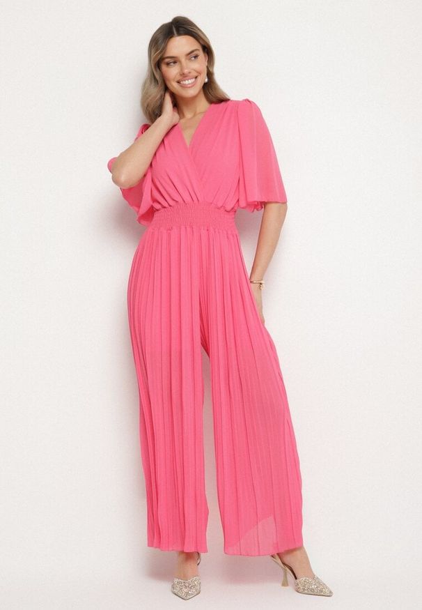 Born2be - Fuksjowy Plisowany Kombinezon o Kopertowym Kroju z Gumką w Talii Ameddie. Okazja: na co dzień. Kolor: różowy. Styl: elegancki, casual