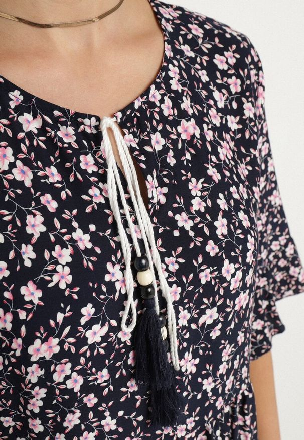 Born2be - Granatowo-Różowa Bawełniana Sukienka Rozkloszowana w Drobne Kwiatki z Chwostem Orrilva. Okazja: na co dzień, na imprezę. Typ kołnierza: dekolt w łódkę. Kolor: niebieski. Materiał: bawełna. Wzór: kwiaty. Sezon: wiosna. Styl: elegancki, casual