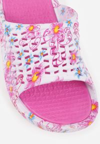 Born2be - Fuksjowe Klapki Basenowe w Kwiatowy Wzór z Perforacją Pertumal. Okazja: na co dzień, na spacer. Kolor: różowy. Materiał: dzianina, jeans, dresówka. Wzór: kwiaty. Sezon: lato. Styl: wakacyjny, casual, elegancki #8