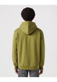 Wrangler - WRANGLER SIGN OFF HOODIE MĘSKA BLUZA Z KAPTUREM NIEROZPINANA DUSTY OLIVE 112350546. Typ kołnierza: kaptur