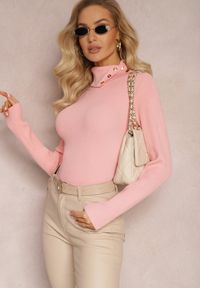 Renee - Różowy Golf z Prążkowanej Dzianiny z Nitami Itagi. Typ kołnierza: golf. Kolor: różowy. Materiał: dzianina, prążkowany. Wzór: aplikacja #3