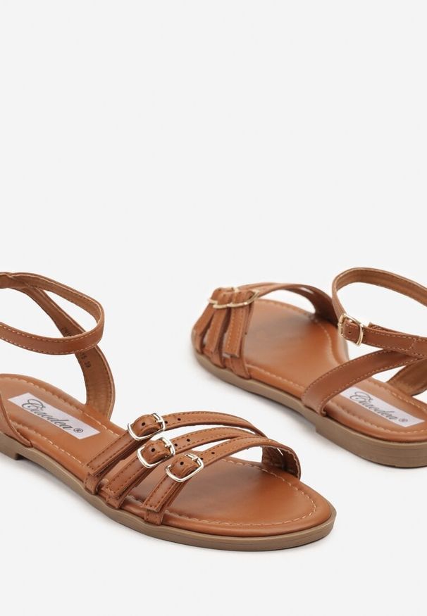 Renee - Brązowe Sandały Ozdobiona Klamrą i Paskami Noviaella. Okazja: na co dzień. Zapięcie: klamry. Kolor: brązowy. Wzór: aplikacja. Styl: elegancki, casual