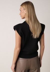 Born2be - Czarna Wiskozowa Bluzka Sweterkowa z Usztywnionymi Ramionami i Kołnierzykiem Katano. Okazja: na co dzień. Kolor: czarny. Materiał: wiskoza. Wzór: aplikacja. Styl: casual, elegancki, klasyczny #2