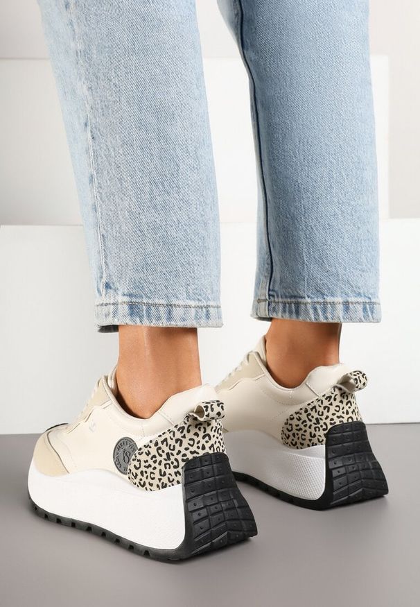 Born2be - Beżowe Sneakersy Vices na Grubej Podeszwie z Motywem Panterki i Naszywką Selarisa. Okazja: na co dzień. Kolor: beżowy. Materiał: jeans. Wzór: motyw zwierzęcy, aplikacja