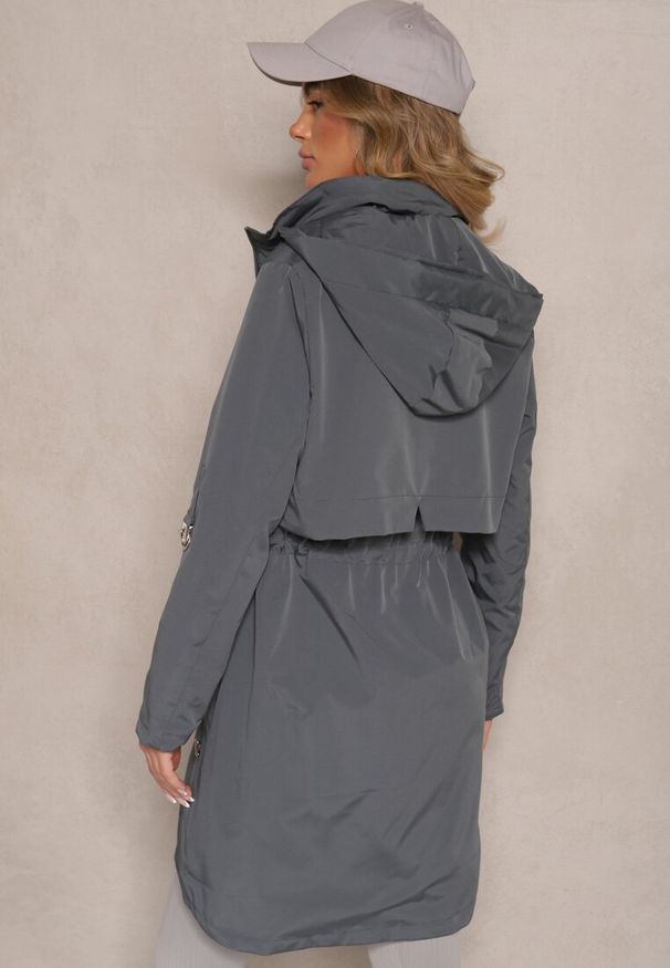 Renee - Szara Kurtka Parka z Kapturem i Regulowanymi Troczkami Isalene. Okazja: na co dzień. Typ kołnierza: kaptur. Kolor: szary. Materiał: jeans. Styl: casual, elegancki