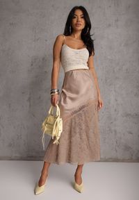 Renee - Beżowa Satynowa Spódnica Ozdobiona Rozcięciem na Nogę i Koronką Saviraet. Kolor: beżowy. Materiał: satyna, koronka. Wzór: aplikacja, koronka. Styl: elegancki #6